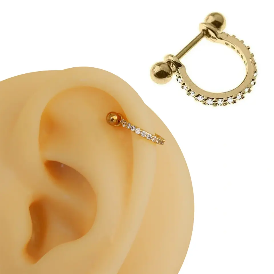 taşlı kıkırdak piercingin kıkırdak bölgesinde yakın çekim duruşu