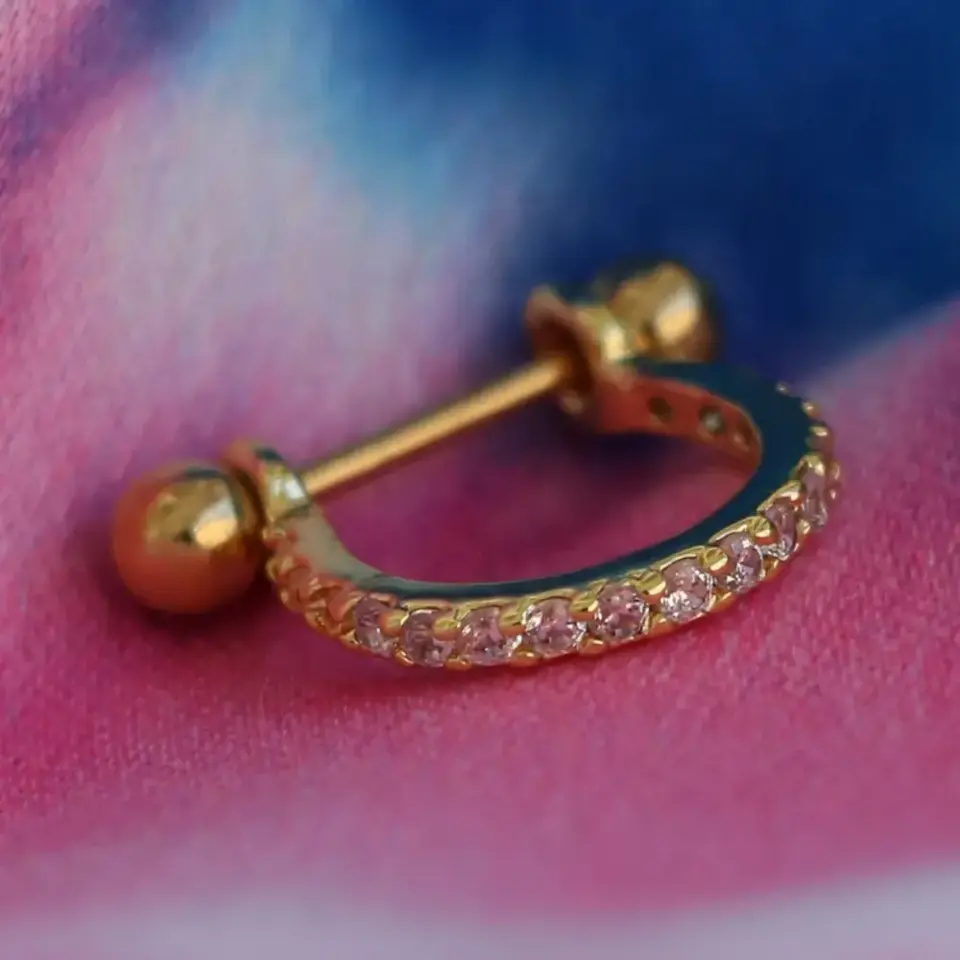 Gold  taşlı helix, kıkırdak piercing kulakta detay görünüm