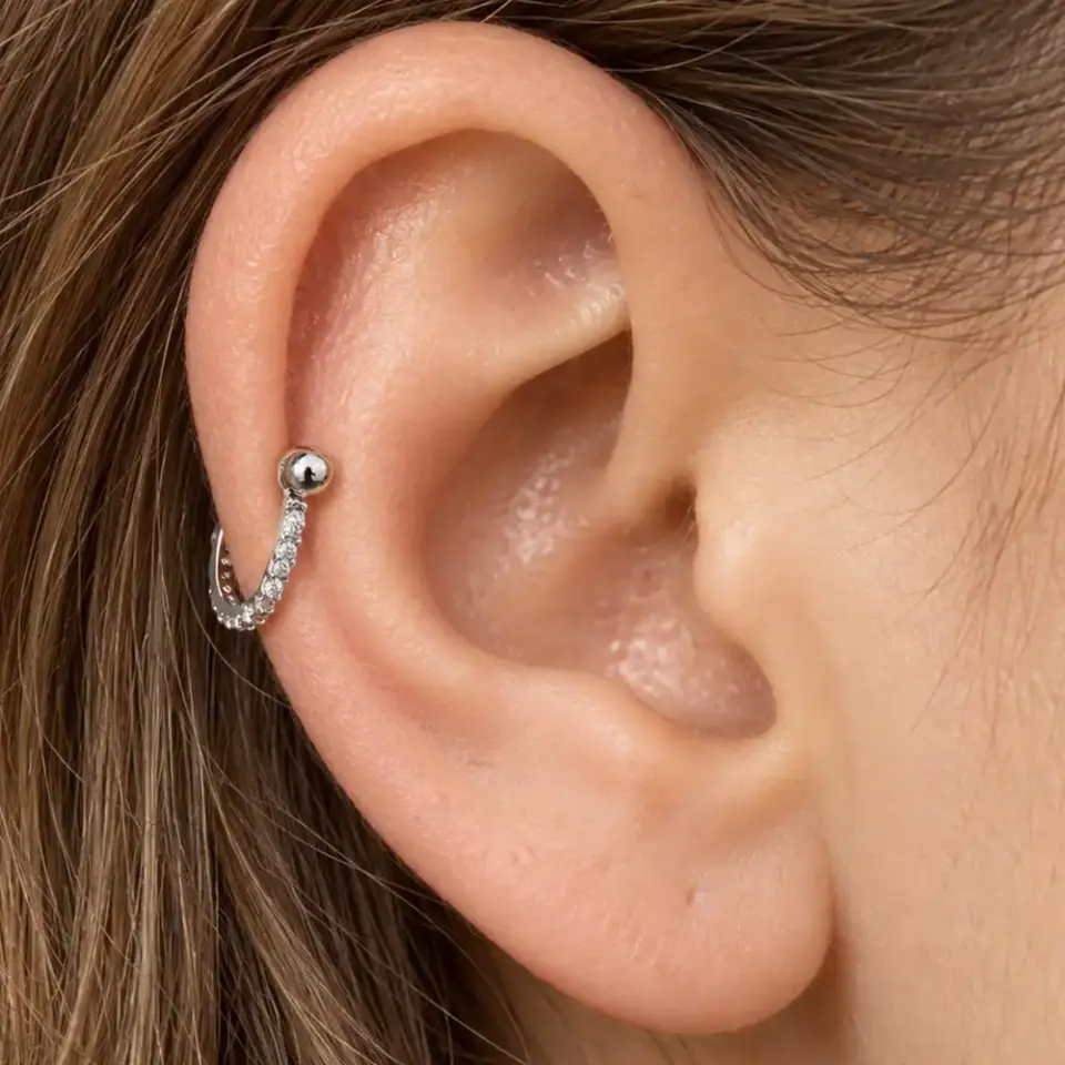 sirali-zirkon-helix-piercing-kulakta-durusu