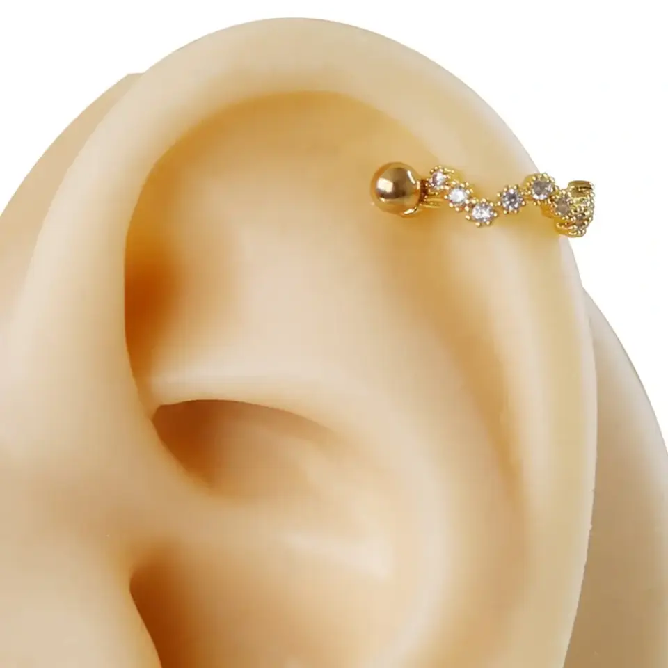 Zirkon taş dizilimli altın helix, kıkırdak piercing yakın plan
