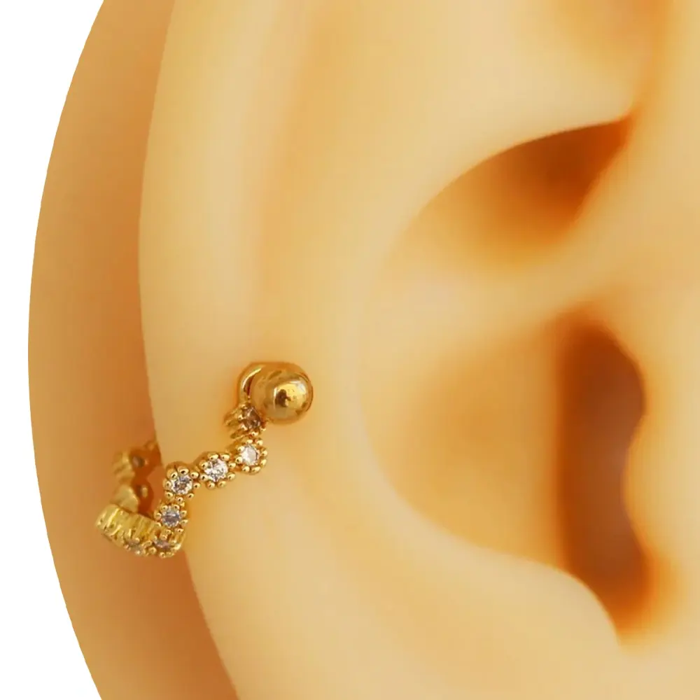 Altın rengi zirkon taşlı helix, kıkırdak piercing yan görünüm