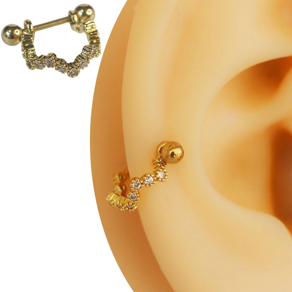 Altın rengi zirkon taşlı helix, kıkırdak piercing yakın görünüm