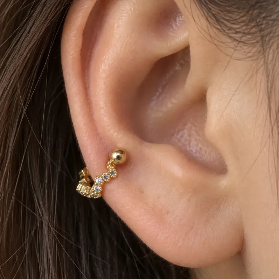 Altın rengi zirkon taşlı helix, kıkırdak piercing