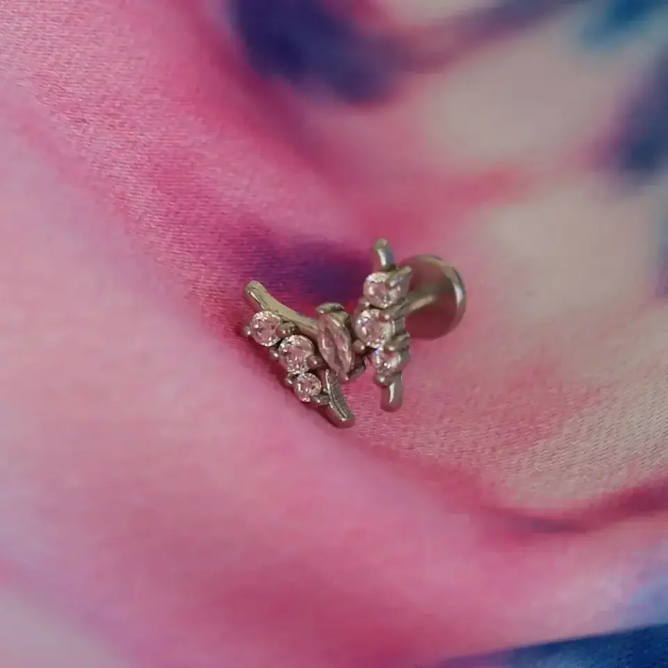 Batma yapmayan flatback vidalı gümüş kelebek tragus piercingin kulaktaki zarif duruşu