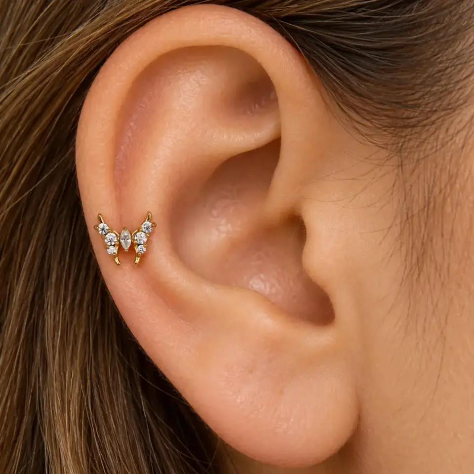 gold-kelebek-helix-piercing