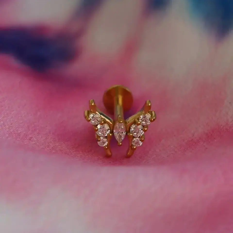 Arkası düz vidalı sistem altın kelebek piercingin konforlu taban yapısı