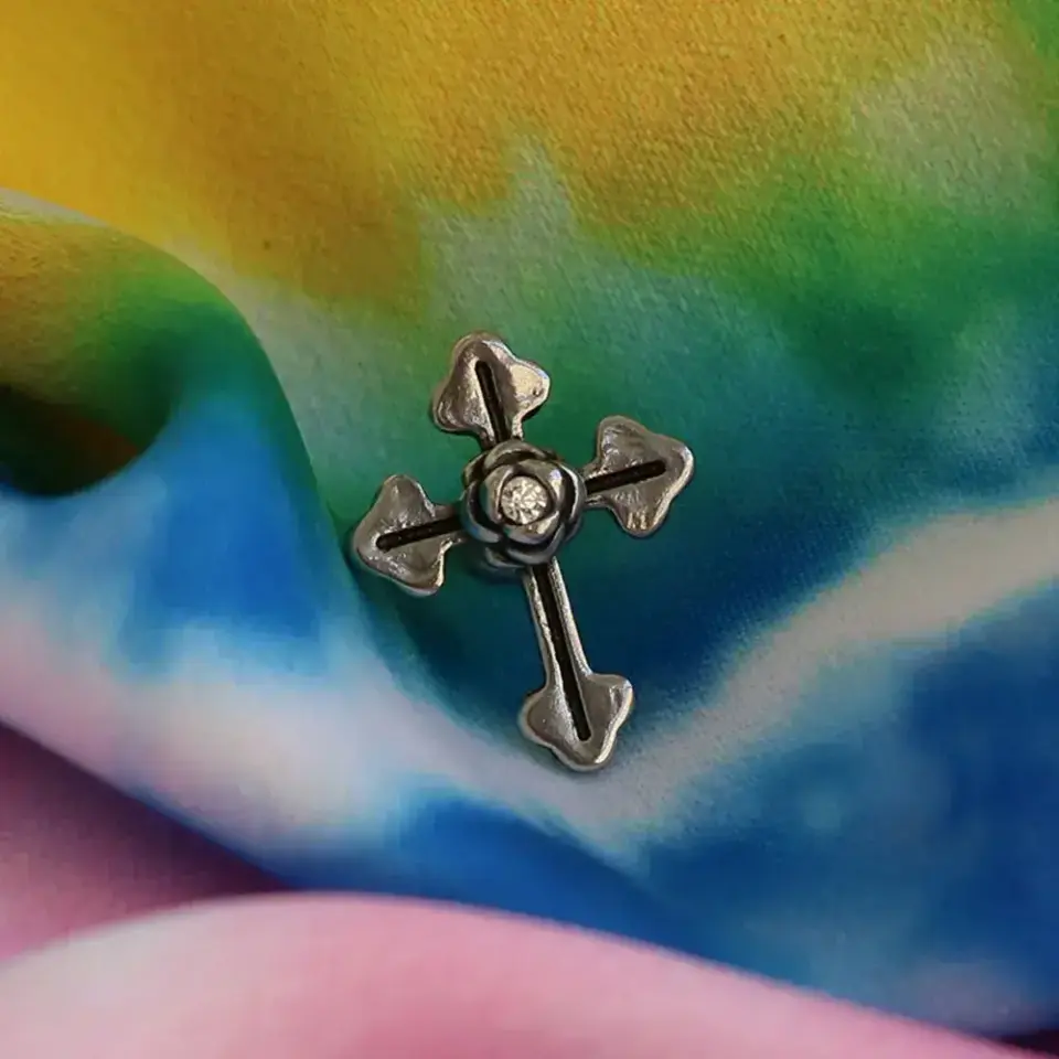 Arkası düz flatback vidalı sistem gümüş gül haç kıkırdak piercing