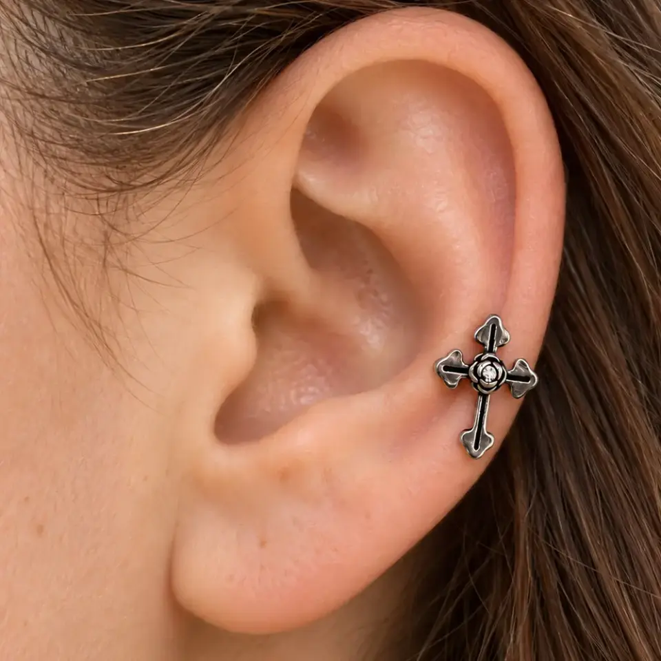 gumus-gul-hac-helix-piercing