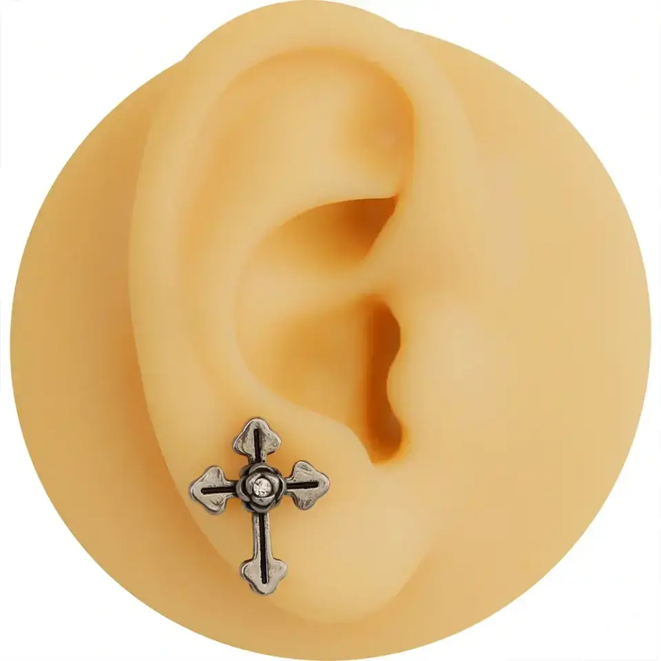 Gümüş gül haç kıkırdak küpesi helix ve tragus uyumlu mistik takı tasarımı
