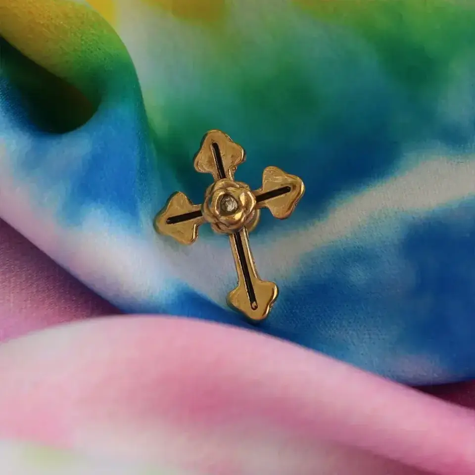 Altın sarısı gül haç kıkırdak küpesi helix ve tragus uyumlu mistik takı tasarımı