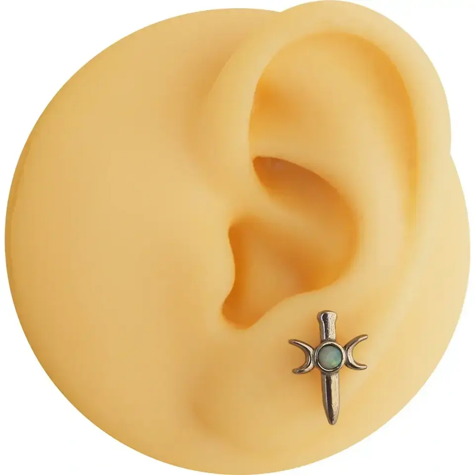 Helix bölgesinde yanar döner opal ışıltılı gümüş kılıç ay kıkırdak küpesi