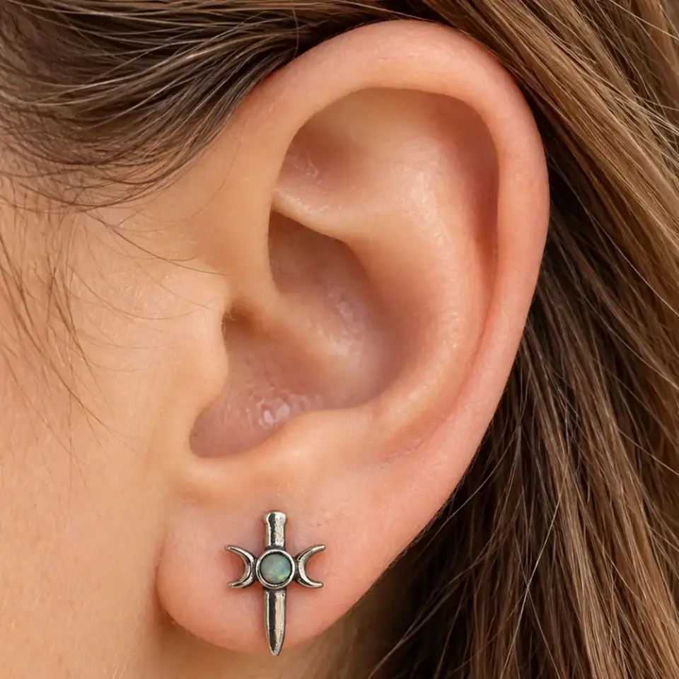 Gumus-kilic-ay-helix-piercing