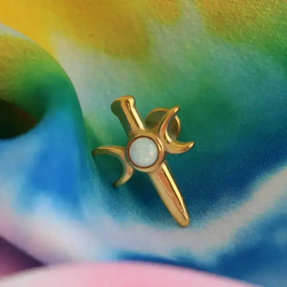 Arkası düz vidalı sistem altın kılıç ay piercingin flatback konfor