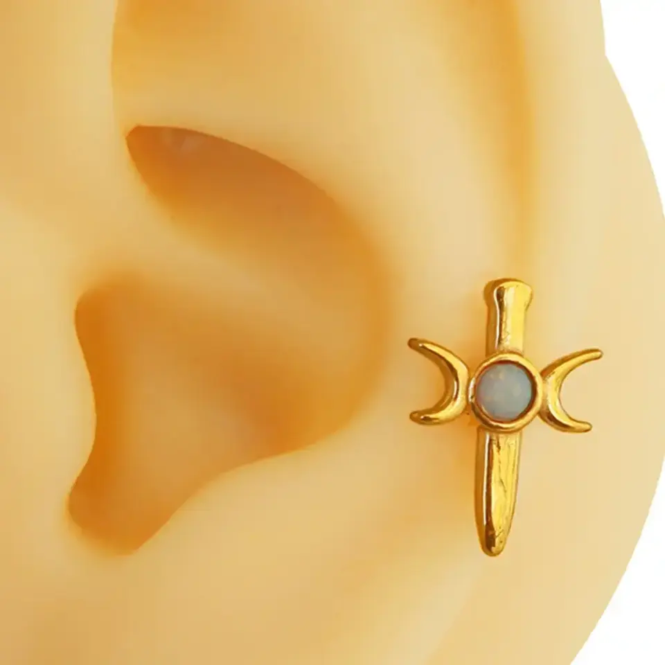 Arkası düz vidalı sistem altın kılıç ay piercingin flatback konfor detay görünümü