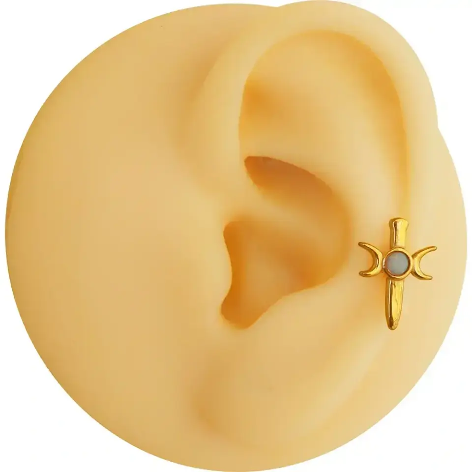 316L medikal çelik anti-alerjik altın kılıç ay piercingin kıkırdaktaki zarif duruşu