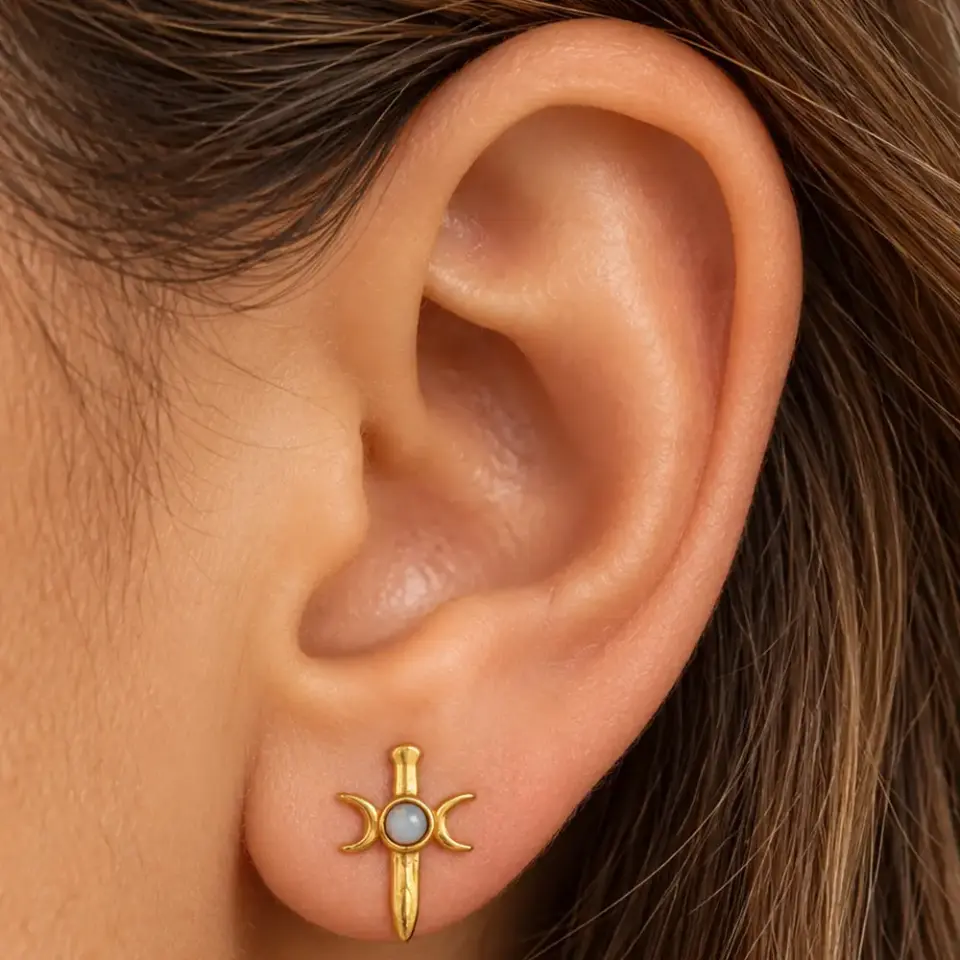 Gold-kilic-ay-helix-piercing