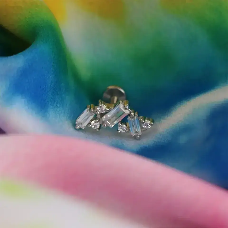 Arkası düz kilit sistemine sahip gümüş kübik helix kıkırdak piercing