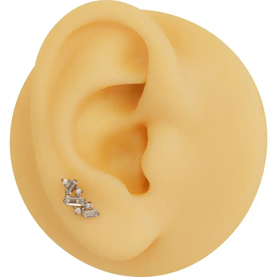 Tragus ve helix bölgeleri için tasarlanmış geometrik formlu gümüş kıkırdak küpesi