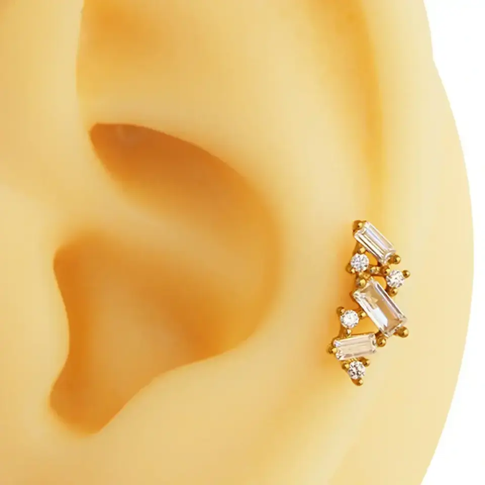 Kübik tasarım zirkon taşlı altın renk 316L cerrahi çelik tragus piercing flatback detay çekimi