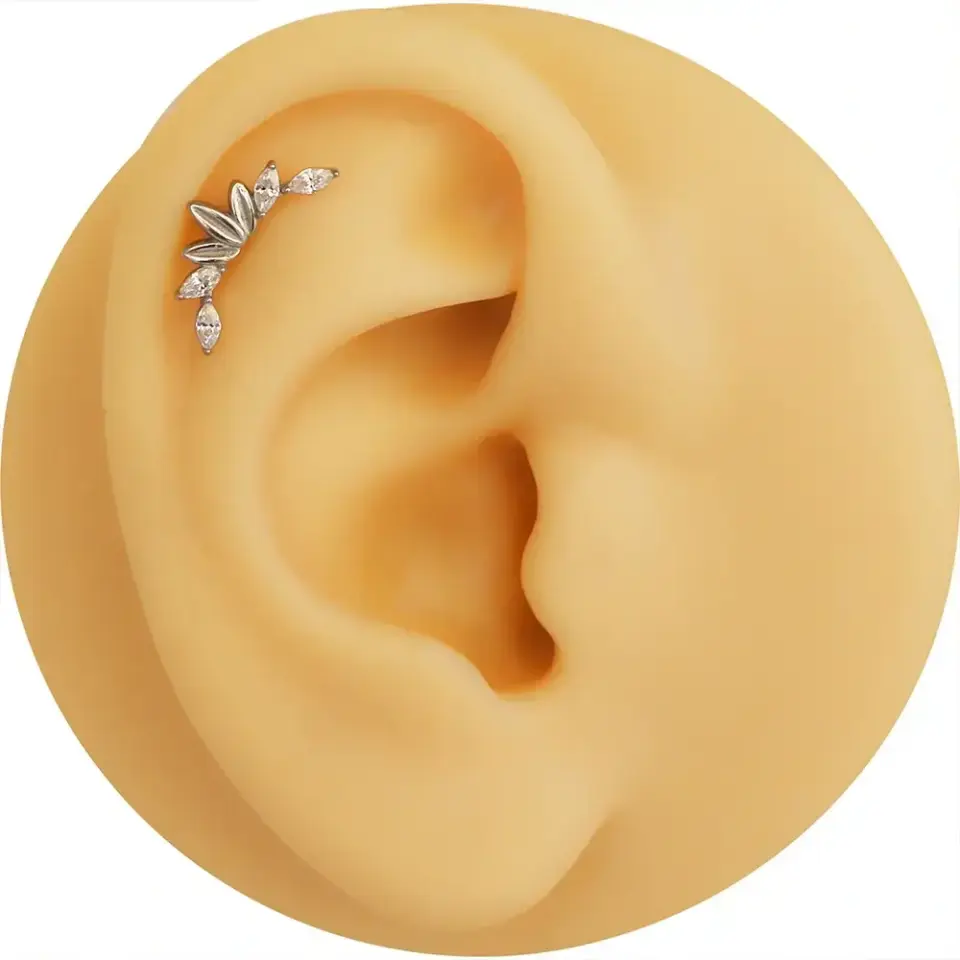 Helix kıvrımında kristal şelalesi etkisi yaratan gümüş markiz tiara kıkırdak küpesi