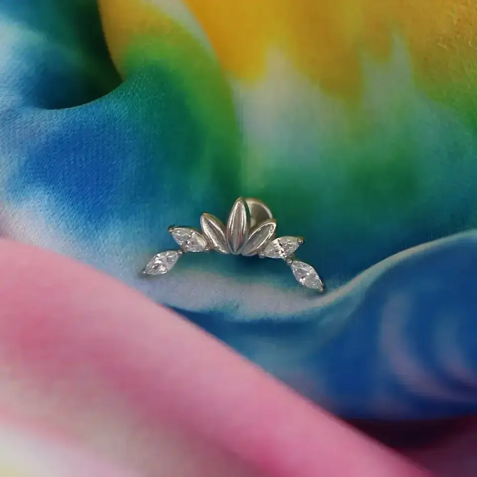 Arkası düz kilit sistemine sahip gümüş markiz tiara helix piercing