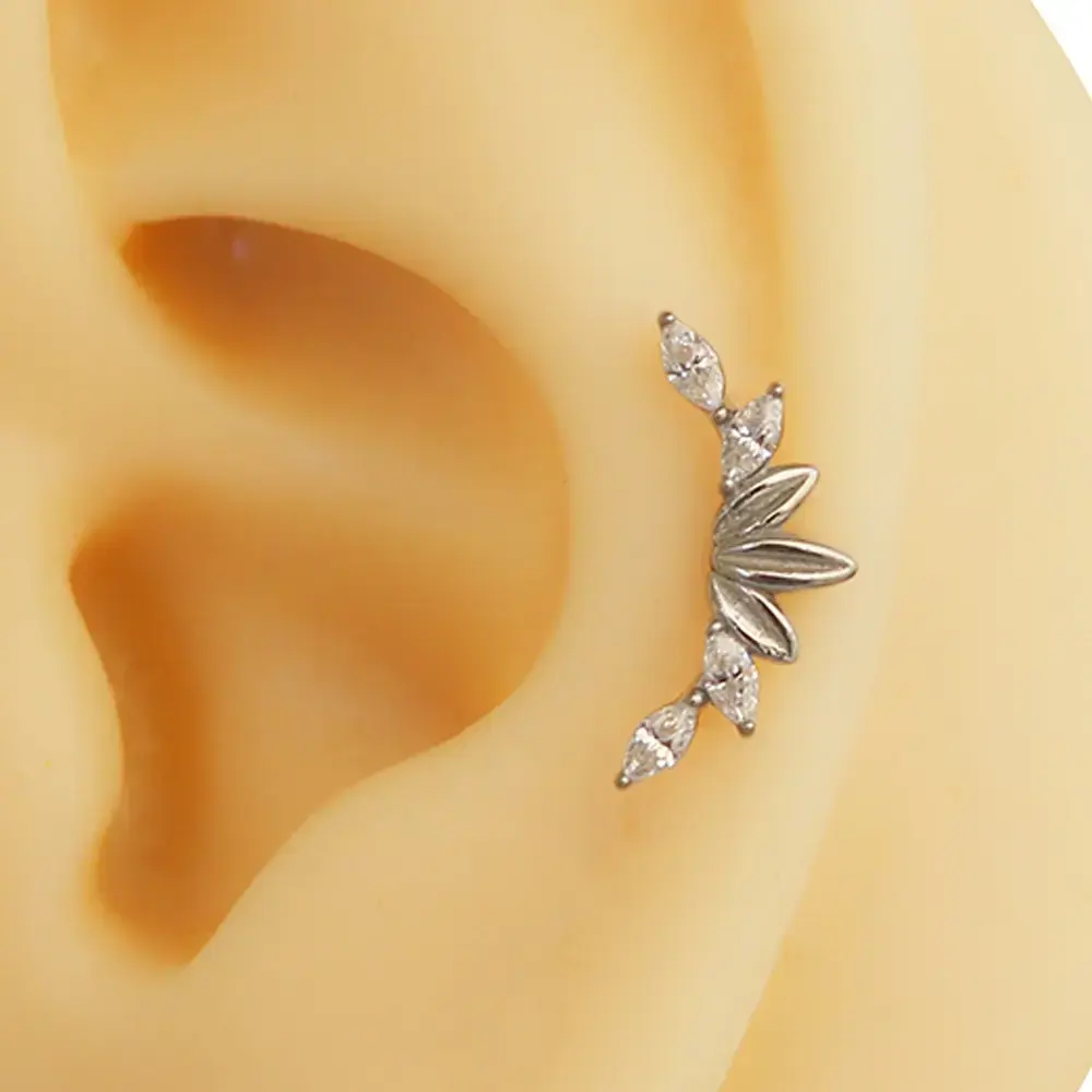 Markiz tiara taç tasarım gümüş renk 316L medikal çelik tragus piercing flatback detay çekimi