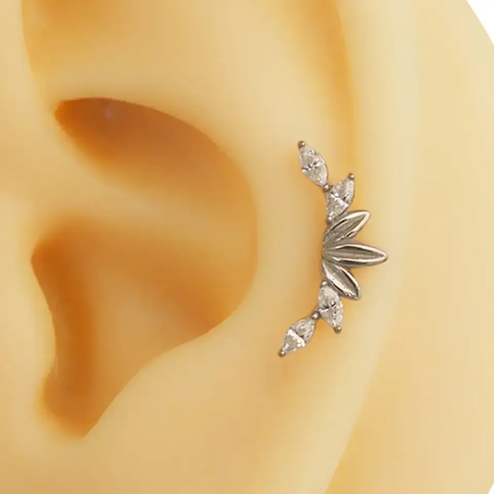 Markiz tiara taç tasarım gümüş renk 316L medikal çelik tragus piercing flatback detay çekimi