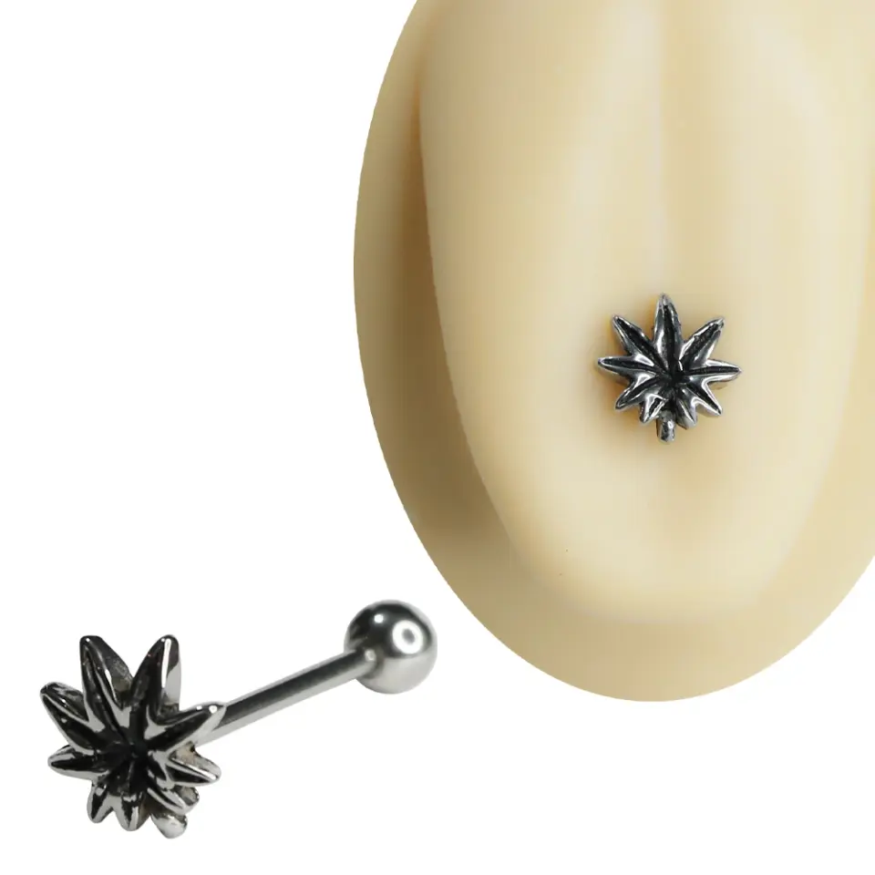 Gümüş renkli cerrahi çelikten üretilmiş, detaylı yaprak figürlü bohem dil piercingi ve 1,6 mm x 19 mm dil barı görünümü.