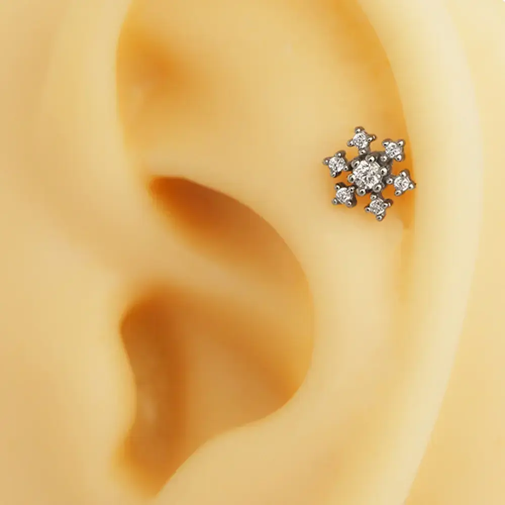 gumus-renk-zirkon-tasli-kar-tanesi-tragus-helix-kikirdak-piercing