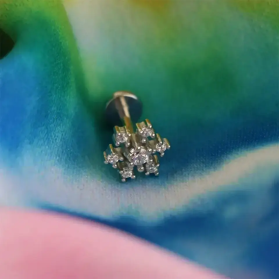 arkasi-duz-flatback-gumus-kar-tanesi-tragus-piercing-modeli