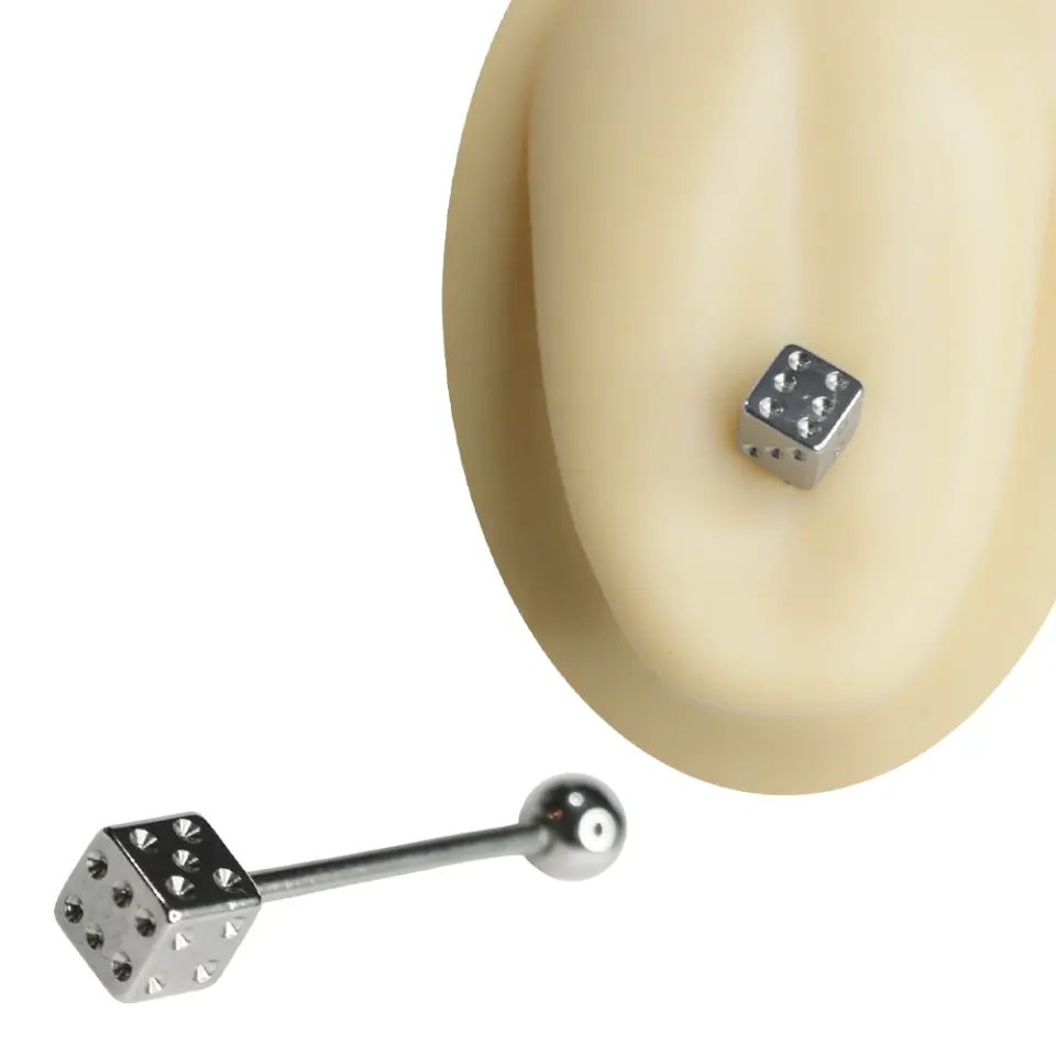 Gümüş renkli cerrahi çelikten üretilmiş, kabartma nokta detaylı küp zar figürlü dil piercingi ve 1,6 mm x 20 mm ölçülerindeki dil barı görseli.
