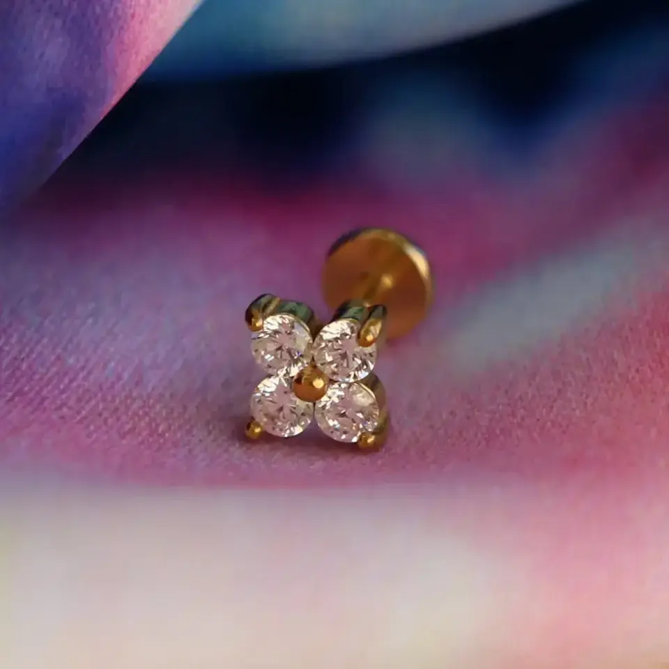 arkasi-duz-flatback-isik-cicegi-tragus-piercing-modeli