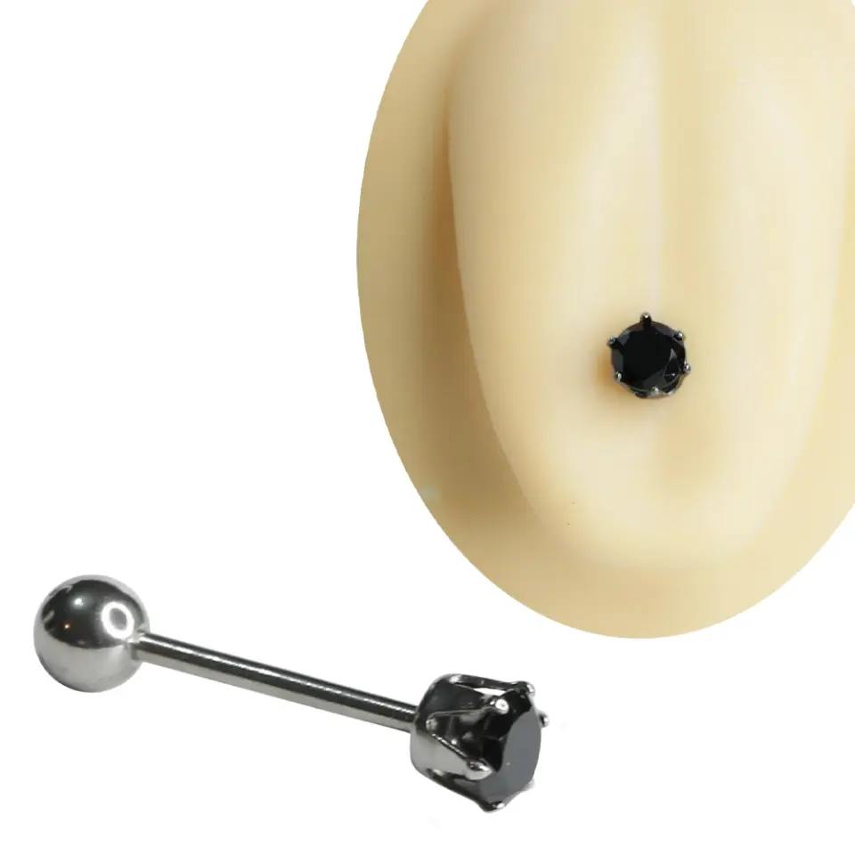 Gümüş renkli cerrahi çelikten üretilmiş, tırnaklı yuva içerisinde yer alan yuvarlak siyah zirkon taşlı gotik dil piercingi ve 1,6 mm x 16 mm dil barın