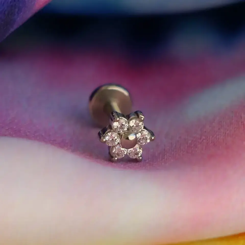 arkasi-duz-flatback-gumus-gunes-cicegi-tragus-piercing-modeli