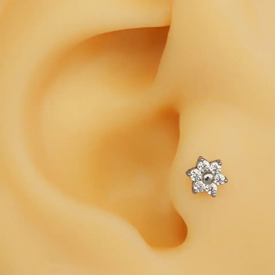 gumus-renk-zirkon-tasli-gunes-cicegi-tragus-helix-kikirdak-piercing