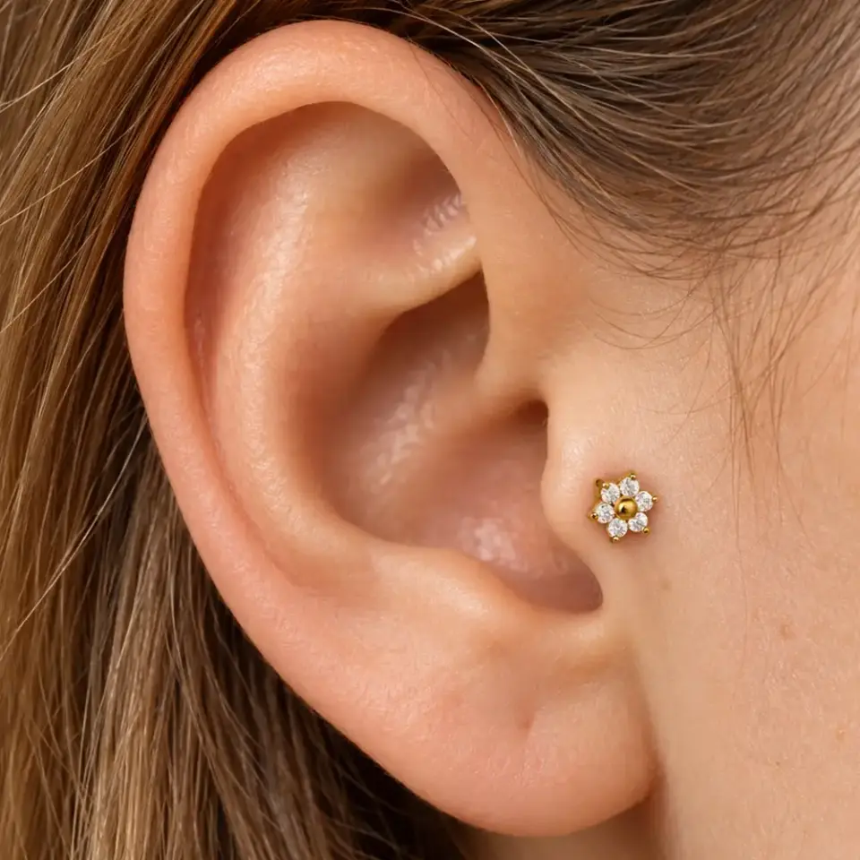 gold-cicek-tragus-piercing