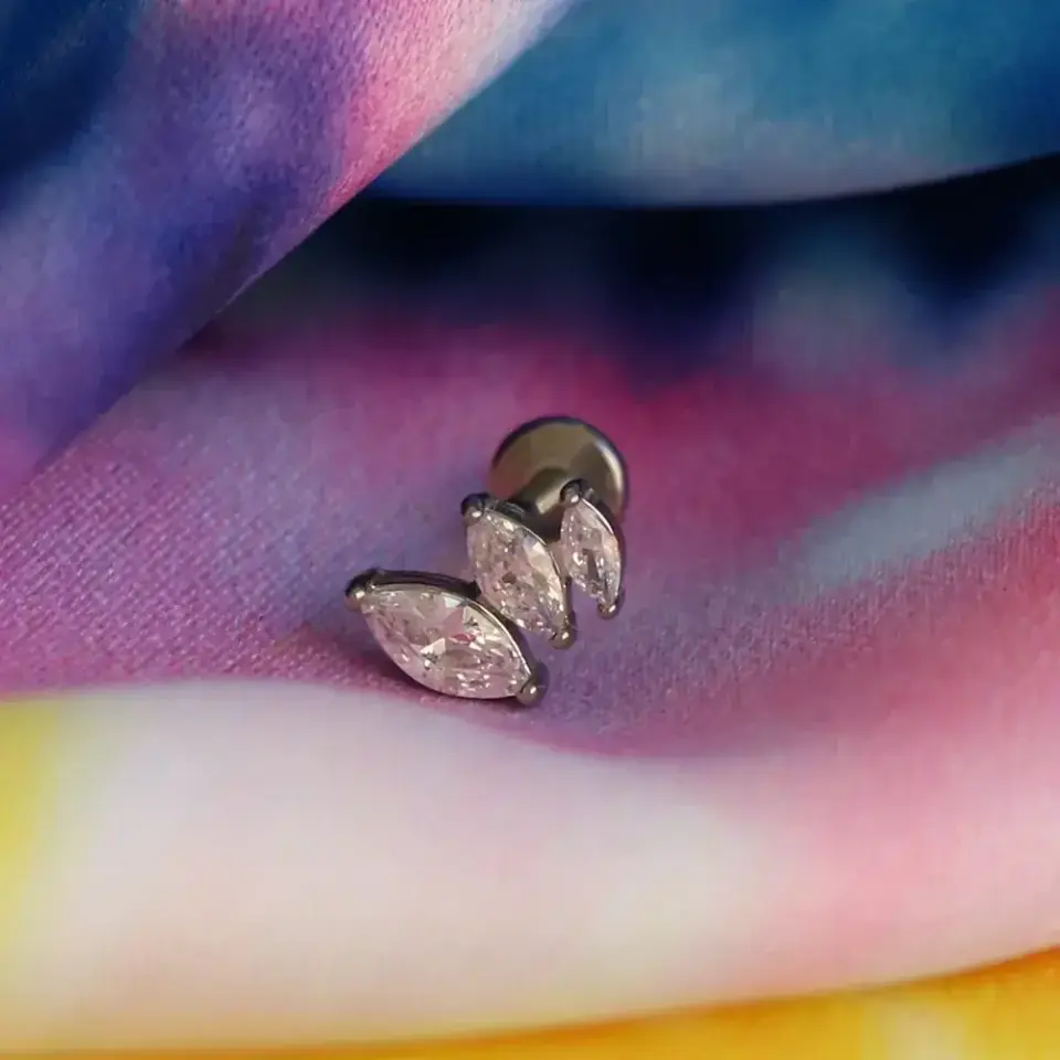 minimalist-silver-uc-yaprak-zirkon-helix-piercing-kombini