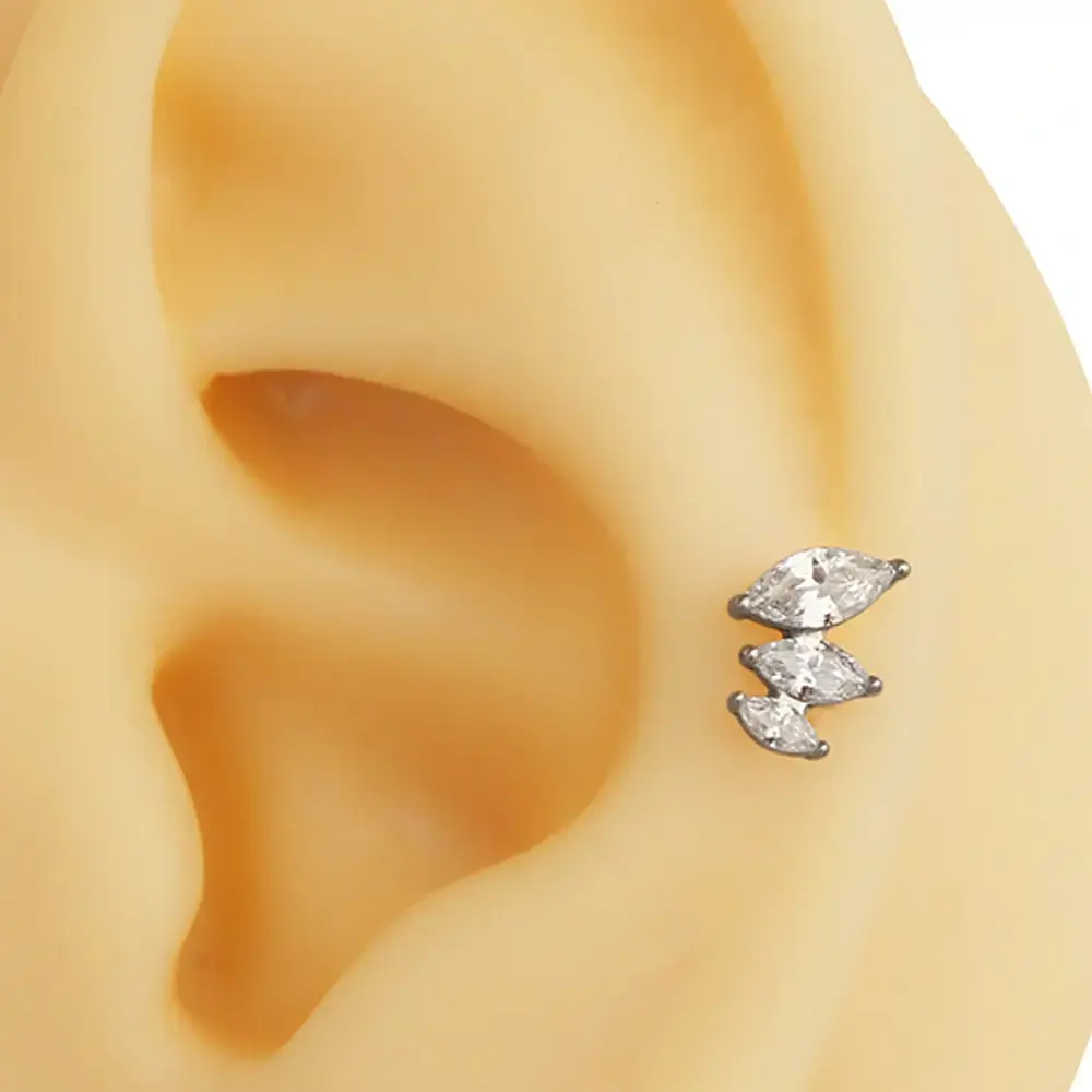 gumus-renk-isiltili-uc-yaprak-zirkon-tragus-helix-kikirdak-piercing
