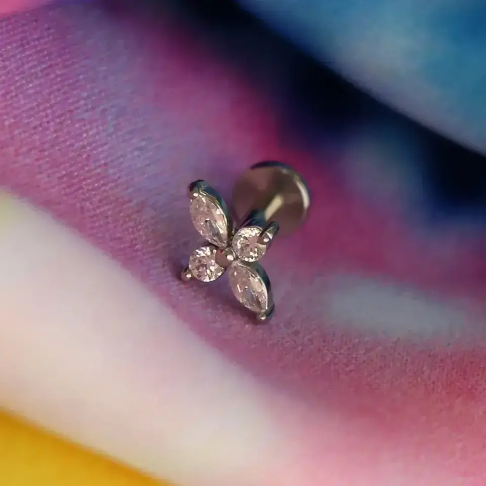 arkasi-duz-flatback-gumus-kuzey-yildizi-tragus-piercing-modeli