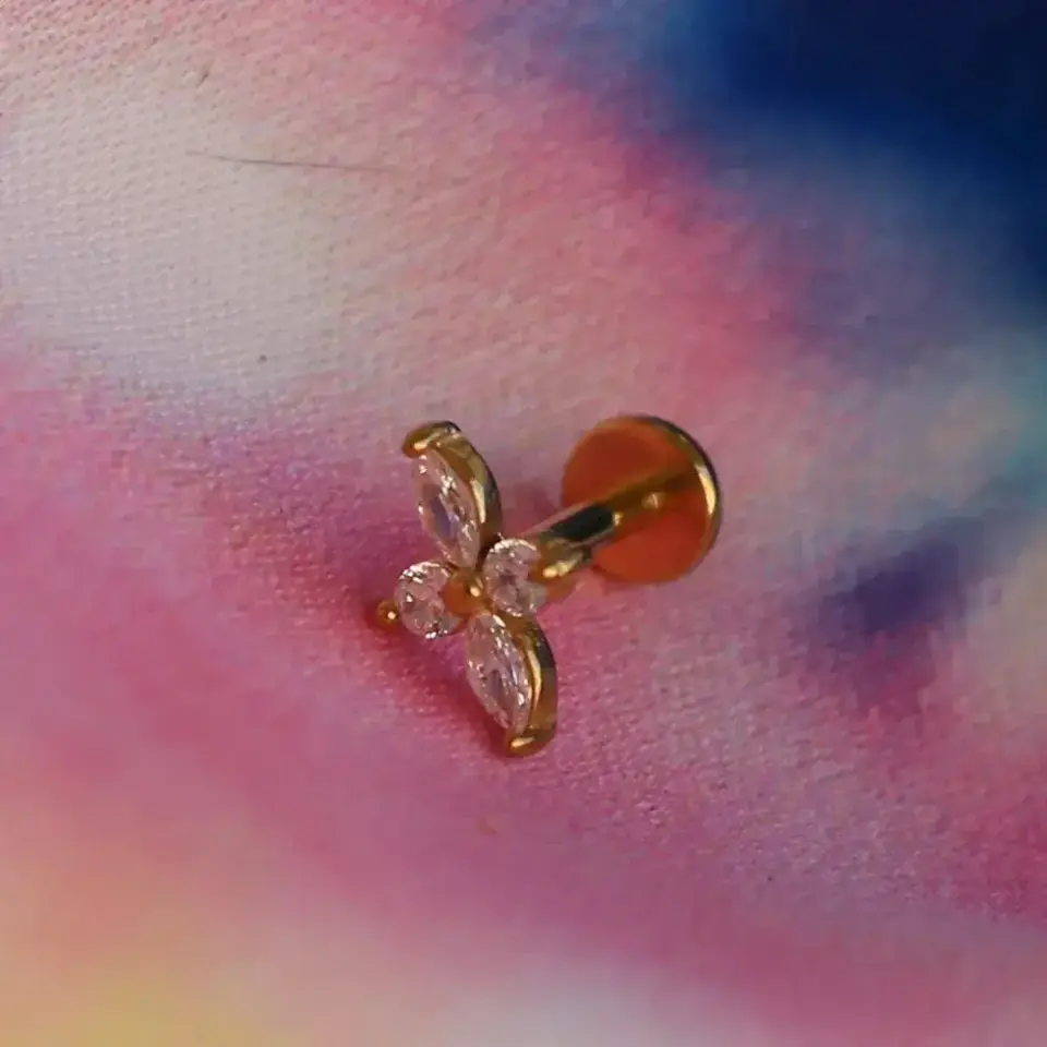 arkasi-duz-flatback-gold-kuzey-yildizi-tragus-piercing-modeli