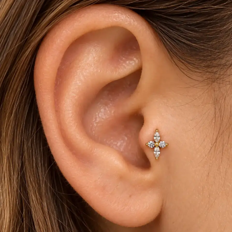 gold-kutup-markiz-tragus-piercing
