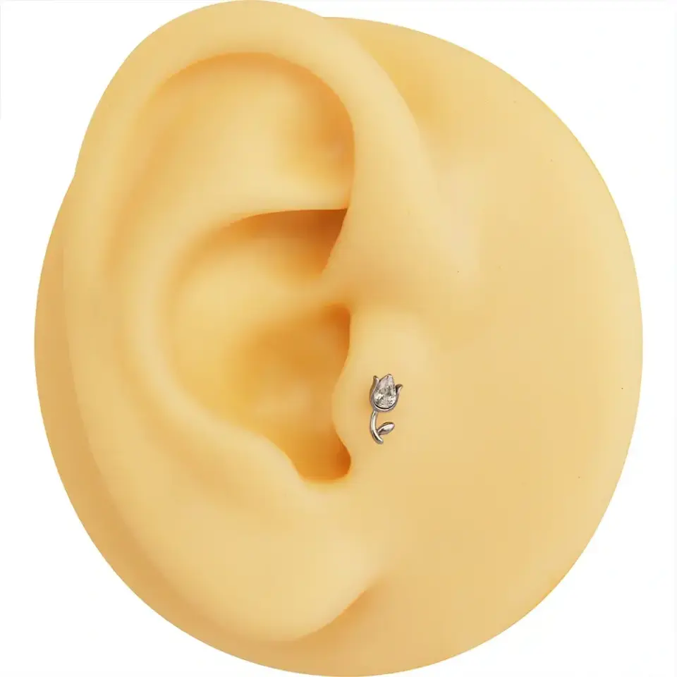 Batma yapmayan flatback vidalı gümüş lale tragus piercingin kulaktaki zarif duruşu