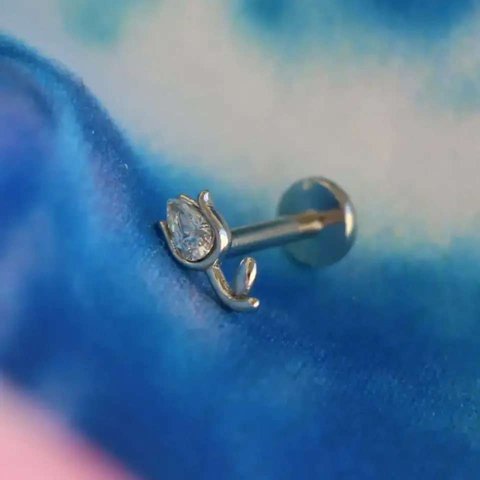 316L medikal çelik anti-alerjik gümüş lale kıkırdak takısı