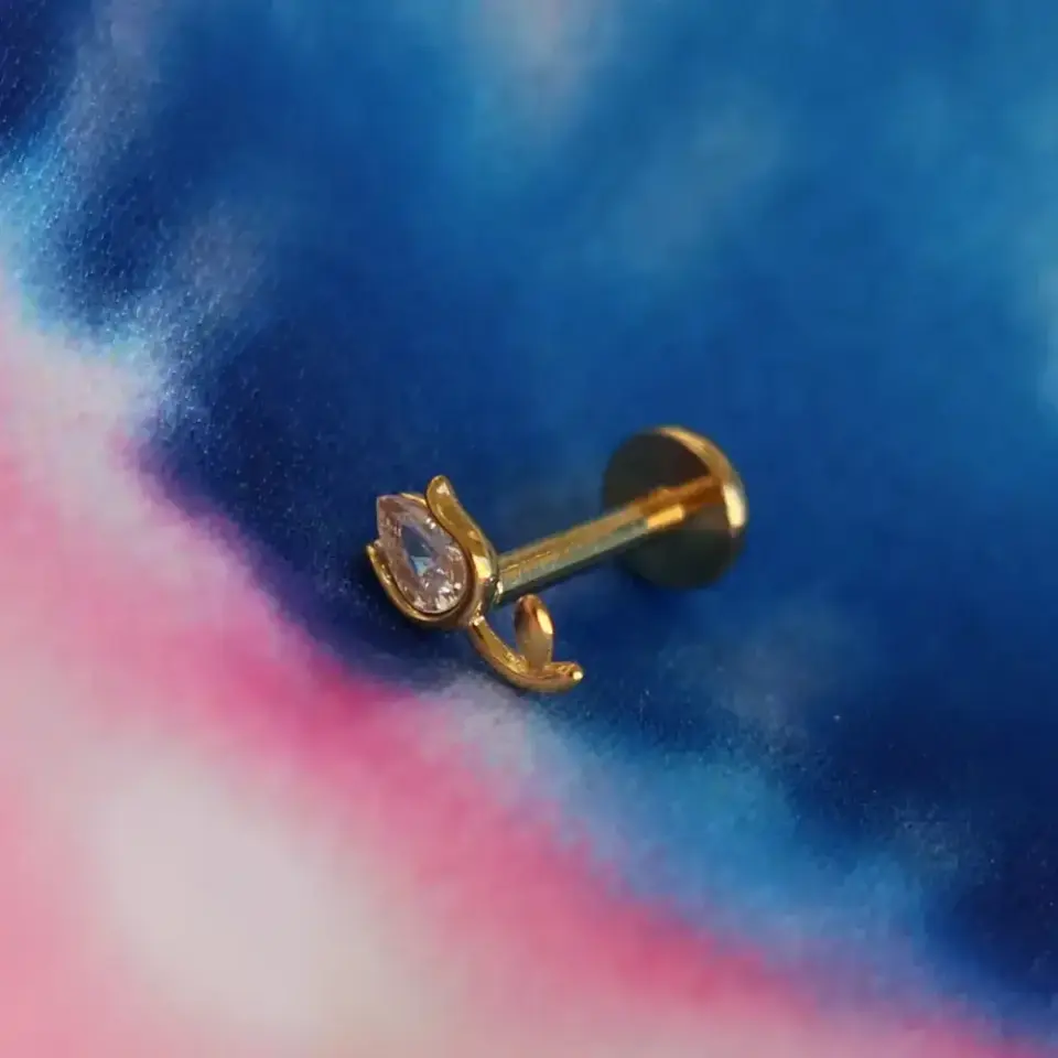 Arkası düz vidalı sistem lale piercingin konforlu flatback yapısının yan görünümü