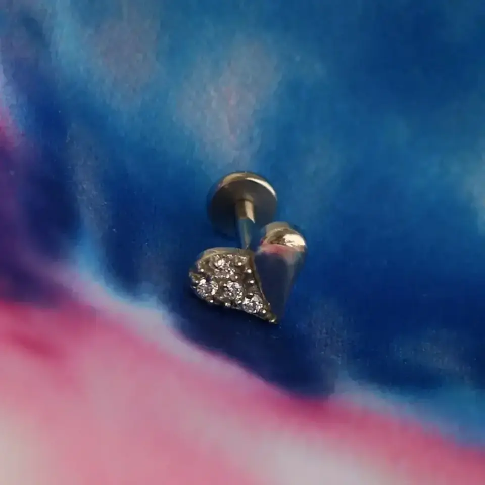 Arkası düz vidalı sistem gümüş kalp piercingin konforlu flatback taban detay fotoğrafı