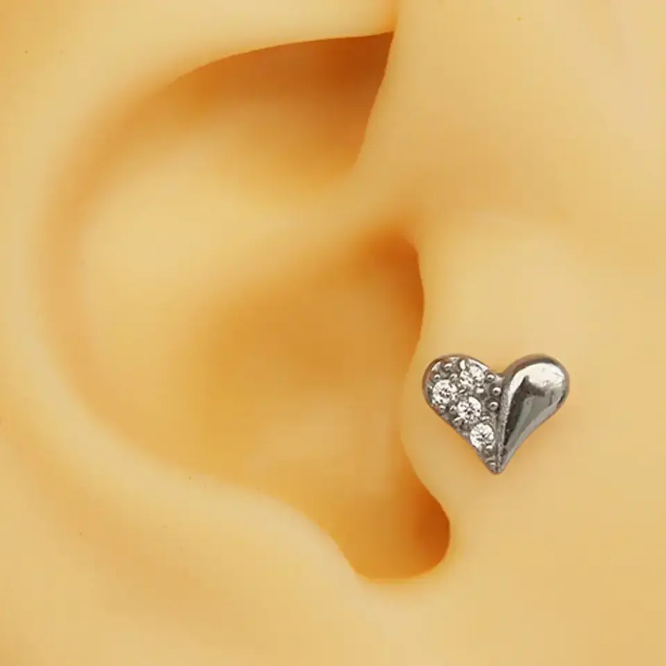 Zirkon taşlı kalp figürlü gümüş renk 316L cerrahi çelik tragus piercing flatback önden görünüm