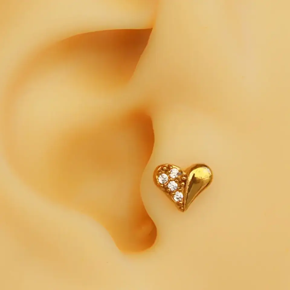 Zirkon taşlı kalp figürlü altın renk 316L cerrahi çelik tragus piercing flatback önden görünüm