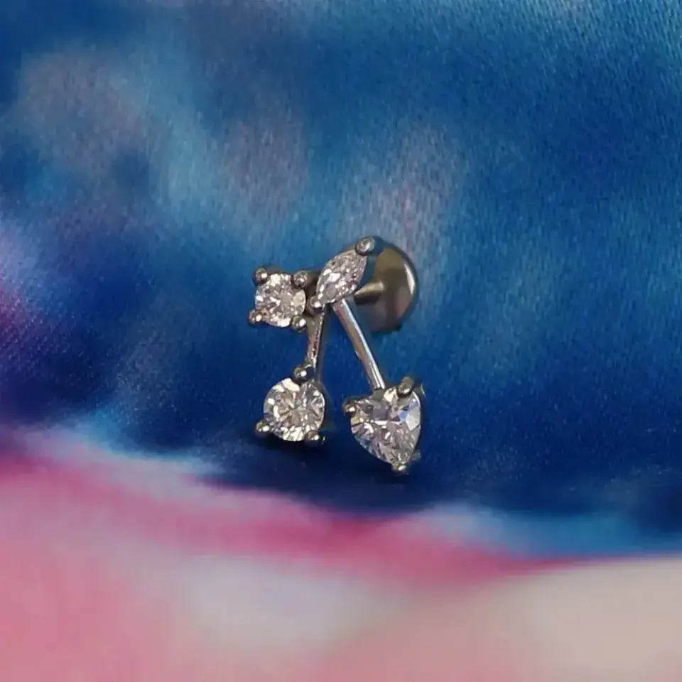 Arkası düz vidalı sistem gümüş kiraz piercingin konforlu flatback taban detay fotoğrafı