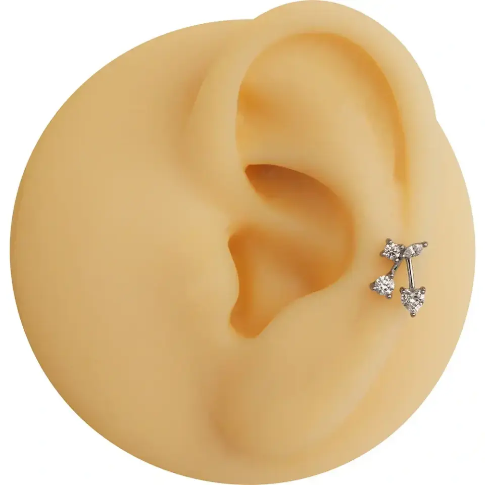 316L medikal çelik anti-alerjik gümüş kiraz helix piercingin kıkırdaktaki şık duruşu