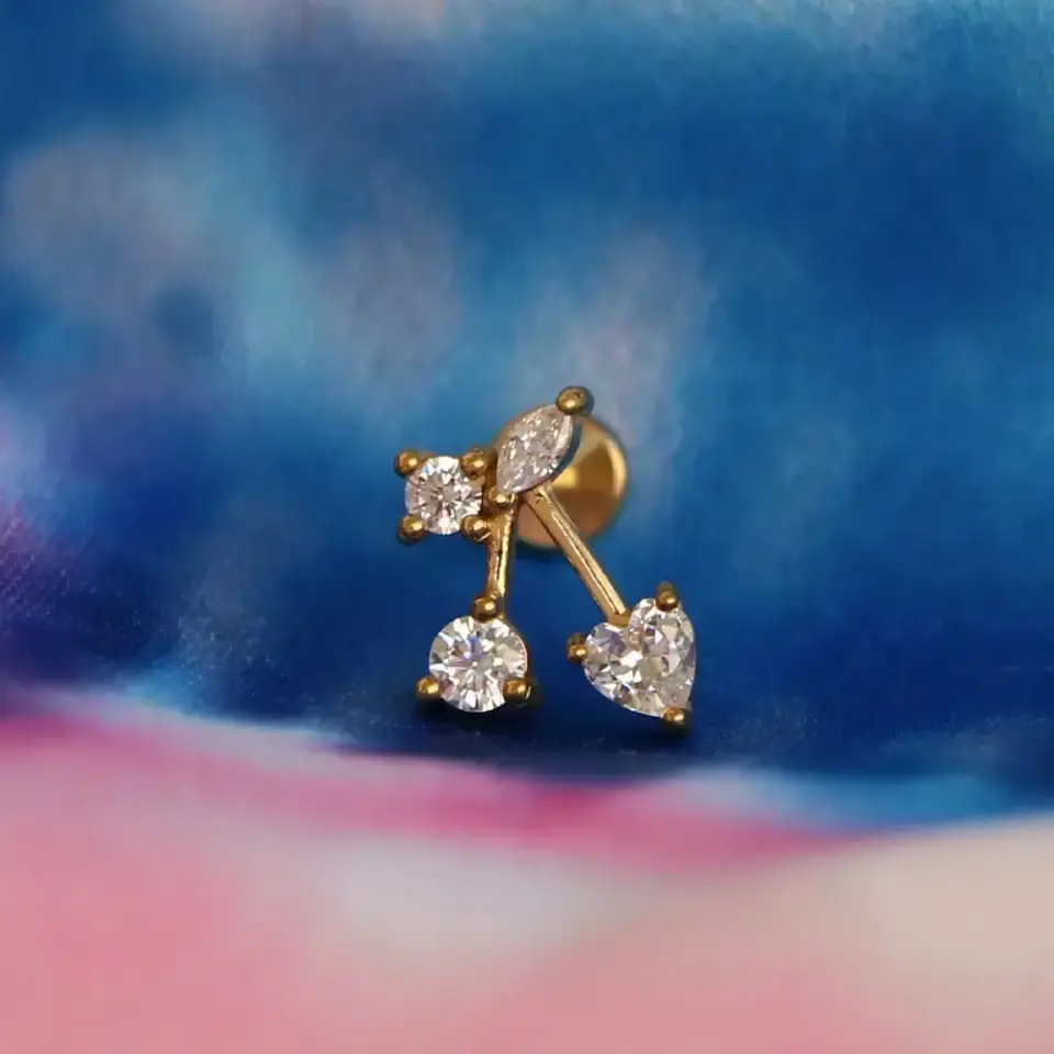 Arkası düz vidalı sistem altın kiraz piercingin konforlu flatback taban detay çekimi